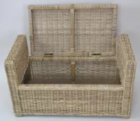 Sitz-/Wäschetruhe aus Kubu-Rattan mit Auflage