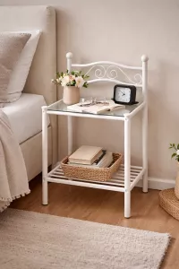 Romantische Nachtkonsole aus Metall in Cremeweiß mit Glasablage – Landhausstil