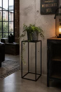 Blumenständer aus Metall in Schwarz – 93 cm hoher Pflanzenständer im Industrial Design