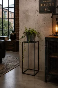 Blumenständer aus Metall in Schwarz – 83 cm hoher Pflanzenständer im Industrial Design