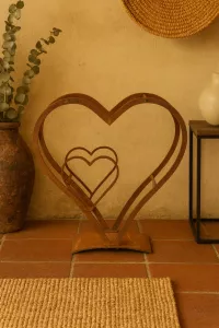 Dekoratives Herzregal aus Stahl mit Rostpatina – Romantische Wohnidee