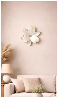 Dekorative Metall-Wandblume Ø 28 cm in Weiß & Gold – Elegantes 3D Design