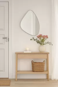 Moderner Wandspiegel in Silber, 52x63 cm, Metallrahmen, organische Form, elegantes Design