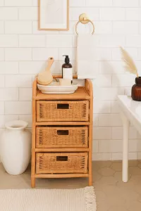 Rattanregal mit 3 Schubladen – Handgeflochtenes Naturmöbel, honigfarben im Boho-Stil
