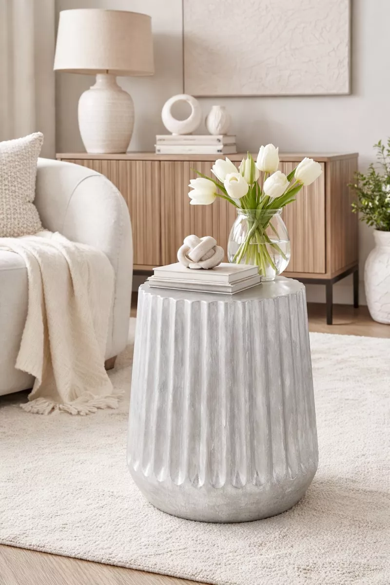 Design Beistelltisch aus Kunststein – Weiß/Grau im Vintage-Look mit Rillenstruktur